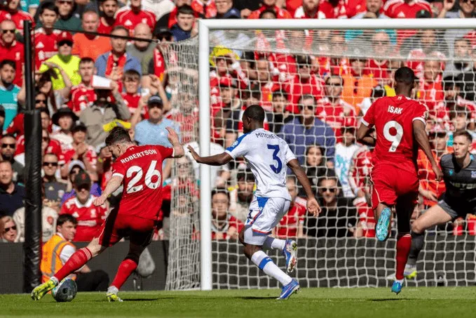 足球免费在线直播-罗伯逊vs水晶宫数据：1进球，2解围，SS8.3分全场球员最高