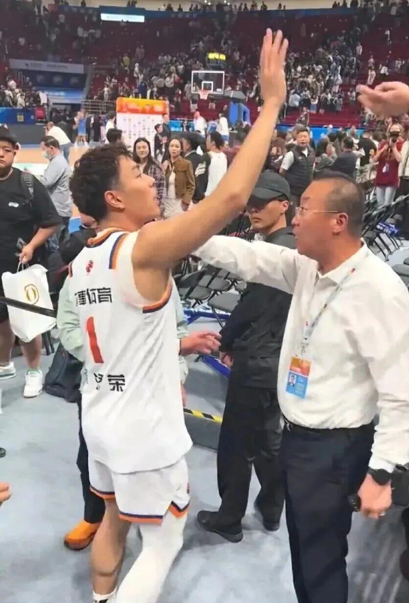 足球直播178体育直播-让李添荣和黄荣奇击个掌，天塌不下来